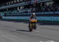 Jake Dixon meraikan kejayaannya muncul juara perlumbaan Moto2 pada Grand Prix Motosikal Malaysia di Litar Antarabangsa Sepang, Sepang, hari ini. - UTUSAN/FARIZ RUSADIO