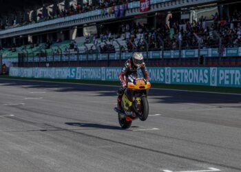 Jake Dixon meraikan kejayaannya muncul juara perlumbaan Moto2 pada Grand Prix Motosikal Malaysia di Litar Antarabangsa Sepang, Sepang, hari ini. - UTUSAN/FARIZ RUSADIO