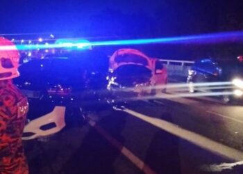 ANGGOTA bomba mengeluarkan mangsa yang tersepit dalam kemalangan di Jalan Pintasan Sungai Abong/Bakri, Muar. - IHSAN BOMBA