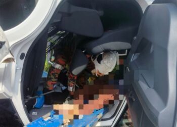 ANGGOTA bomba dan penyelamat berusaha mengeluarkan mangsa yang terperangkap dalam kenderaan selepas terbabit kemalangan berhampiran Surau Ar-Rahman Kampung Sentosa, Batu Dua, Jalan Sedili Besar, Kota Tinggi, Johor, petang tadi.