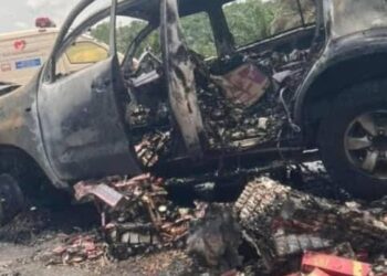 KEADAAN sebuah Toyota Fortuner yang terbakar dan disyaki membawa muatan rokok seludup selepas terlibat nahas di Kilometer 56 Lebuhraya Senai - Desaru dekat Kota Tinggi yang meragut tiga nyawa pagi tadi.