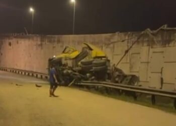SEBUAH treler terbabas lalu jatuh dari atas sebuah jejambat atau flyover di Kilometer 203, Jalan Johor Bahru-Seremban, Batu Anam, Segamat.