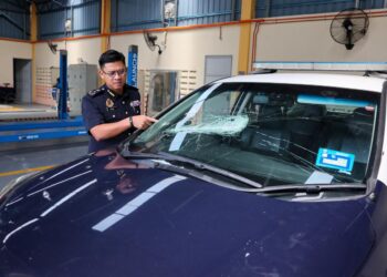 ZAMRI Samion menunjukkan kenderaan rasmi milik Jabatan Pengangkutan Jalan (JPJ) yang dirosakkan seorang lelaki pada kejadian Rabu lalu. -UTUSAN/PUQTRA HAIRRY