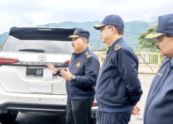 MUHAMMAD Kifli Ma Hassan (kiri) pada sidang  akhbar berkaitan pemalsuan plat kenderaan di Stesen Penguatkuasaan JPJ  Kalumpang, Hulu Selangor hari ini. - UTUSAN