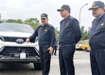 MUHAMMAD Kifli Ma Hassan (kiri) pada sidang akhbar berkaitan pemalsuan plat kenderaan di Stesen Penguatkuasaan JPJ  Kalumpang, Hulu Selangor hari ini. - UTUSAN