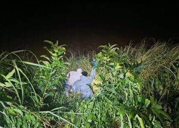 ANGGOTA pasukan keselamatan memeriksa lokasi penemuan mayat di Sungai Kelantan dekat belakang Masjid Jamek Muhammadi, Kota Bharu, Kelantan. - IHSAN APM 