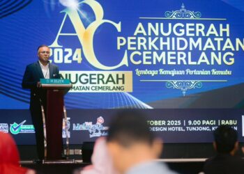 ISHAM Ishak semasa berucap pada majlis  penyampaian Anugerah Perkhidmatan Cemerlang Tahun 2024 Lembaga Kemajuan Pertanian Kemubu (KADA) di Tunjung, Kota Bharu, Kelantan. - UTUSAN/KAMARUL BISMI KAMARUZAMAN