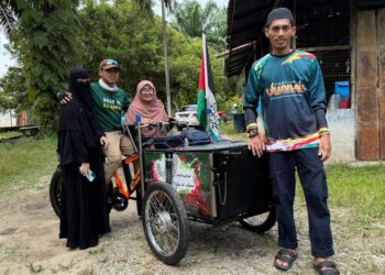 MOHAMAD Al Bukhari Ellia (dua dari kiri) bersama ibu dan isteri serta rakannya, Mohamad Azizul  Abdullah (depan) ketika memulakan kayuhan solo ke Palestin dari Changkat Lobak di Bagan Serai hari ini. - UTUSAN/WAT KAMAL ABAS