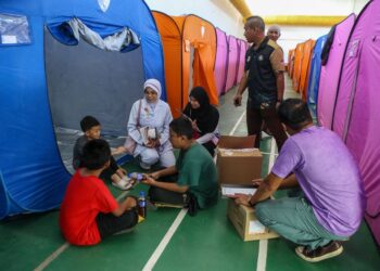 SEBAHAGIAN penduduk Pokok Sena yang terjejas banjir ditempatkan di PPS Dewan Serbaguna di Pokok Sena, hari ini. - UTUSAN/ SHAHIR NOORDIN