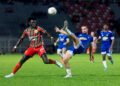 DANIAL Sang Ting (dua kiri) cuba mendapatkan bola pada aksi Piala FA 2025/2025 di Stadium Sultan Muhammad ke-IV, Kota Bharu. - UTUSAN/KAMARUL BISMI KAMARUZAMAN