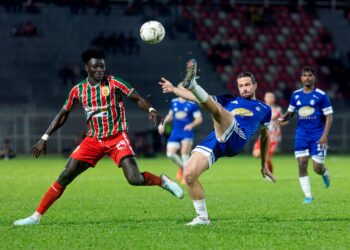 DANIAL Sang Ting (dua kiri) cuba mendapatkan bola pada aksi Piala FA 2025/2025 di Stadium Sultan Muhammad ke-IV, Kota Bharu. - UTUSAN/KAMARUL BISMI KAMARUZAMAN