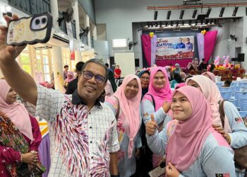 MOHD. Hanafiah Man berswafoto bersama kakitangan Kemas sempena Program Santunan Desa Kemas Negeri Kelantan dan Wacana Ilmu Wanita Inspirasiku (WINS) di Dewan Kompleks Perdana Majlis Daerah Gua Musang (MDGM) di Gua Musang, Kelantan. - UTUSAN/ AIMUNI TUAN LAH