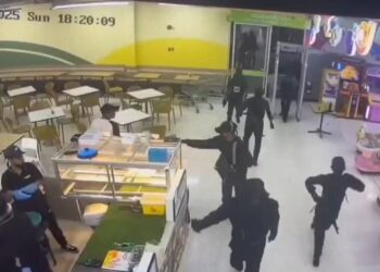 RAKAMAN kamera litar tertutup mununjukkan sekumpulan lelaki sedang merompak sebuah kedai emas di Pasar Raya Big-C, Sungai Golok, Thailand semalam.