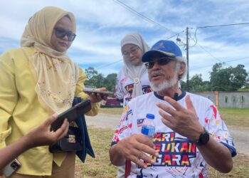 KHALID Abdul Samad ketika menjawab soalan pemberita semasa Sambutan Hari Sukan Negara peringkat Lembaga Kemajuan Pertanian Kemubu (KADA) di Pusat Latihan Pertanian KADA di Melor, Kelantan. - UTUSAN/ROSMIZAN RESDI