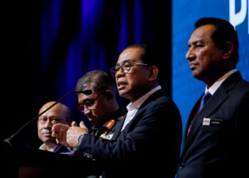 KHALED Nordin ketika sidang akhbar selepas lawatan persiapan akhir sempena Mesyuarat Menteri Pertahanan ASEAN Ke-19 & Mesyuarat Menteri Pertahanan ASEAN Plus Ke-12, di Pusat Konvensyen Kuala Lumpur, di sini hari ini. - UTUSAN/SHIDDIEQIIN ZON