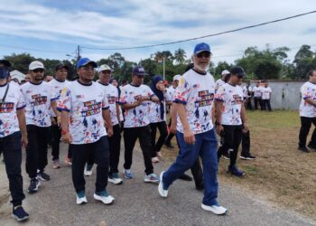 KHALID Abdul Samad (depan) bersama sebahagian kakitangan Lembaga Kemajuan Pertanian Kemubu (KADA)  melakukan aktiviti briskwalk pada Sambutan Hari Sukan Negara peringkat KADA di Pusat Latihan Pertanian KADA, Melor, Kelantan. - UTUSAN/ROSMIZAN RESDI