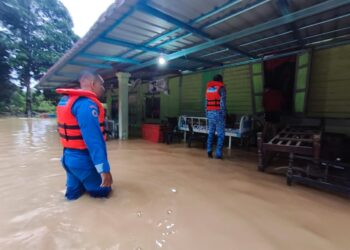 ANGGOTA Angkatan Pertahanan Awam Malaysia  membantu memindahkan  penduduk yang terjejas banjir kilat di Kampung Kechau Tui, Lipis, Pahang - IHSAN APM PAHANG