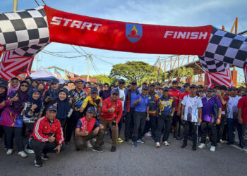 MAT Lazim Mohammad (tengah, depan berbaju biru) bersama warga pendidik sempena Edu Fan Walk Madani di Kompleks Sekolah-Sekolah Wakaf Mek Zainab, Kelantan semalam. -UTUSAN/ROSLIZA MOHAMED
