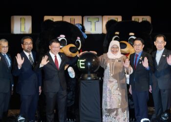 NGA Kor Ming (tiga dari kiri) dan Datuk Bandar Kuala Lumpur, Datuk Seri Dr. Maimunah Mohd. Sharif ketika gimik majlis pelancaran Projek Inovasi Pencahayaan ke Arah Kelestarian Bandar 'I Lite U' di Pavilion, Kuala Lumpur, hari ini. - UTUSAN/FAUZI BAHARUDIN