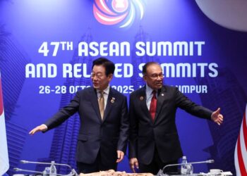 Perdana Menteri, Datuk Seri Anwar Ibrahim (dan Presiden Korea Selatan, Lee Jae-Myung pada Sidang Kemuncak ASEAN Ke-47 di Kuala Lumpur, semalam. - AFP
