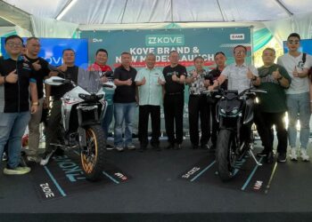 WEE Hong (tengah), Jeffrey Lim (sepuluh dari kanan) dan Michael Yeoh (enam dari kiri) bersama para pengedar Kove di Rawang, Selangor, hari ini. -  UTUSAN/ZABRY MOHAMAD MADZLAN