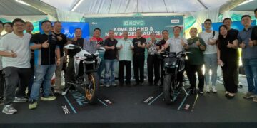 WEE Hong (tengah), Jeffrey Lim (sepuluh dari kanan) dan Michael Yeoh (enam dari kiri) bersama para pengedar Kove di Rawang, Selangor, hari ini. -  UTUSAN/ZABRY MOHAMAD MADZLAN