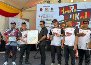 JALALUDDIN Alias (tiga dari kiri) ketika merasmikan Hari Sukan Negara Peringkat Daerah Jelebu 2025 yang diadakan Dataran Jelebu, Jelebu, semalam. – MINGGUAN/NOR SHAFIQAH MOHD. GHAZALI