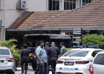 ANGGOTA polis mengawal keselamatan sebuah sekolah menengah di Bandar Utama, Selangor semalam. – UTUSAN/SADDAM YUSOFF
