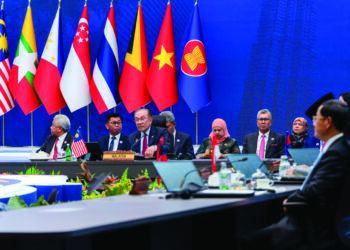 Perdana Menteri, Datuk Seri Anwar Ibrahim ketika mempengerusikan Sidang Kemuncak ASEAN-Korea Selatan yang turut dihadiri oleh Tengku Zafrul Abdul Aziz di Kuala Lumpur, semalam.