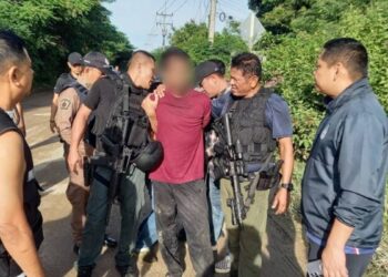 Polis di Phetchaburi menahan lelaki yang disyaki menembak bekas teman wanitanya tiga das kerana cemburu di sebuah pasar yang sesak.