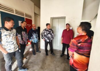 MUHAMMAD Faizal Shah Safian Suri (tiga dari kiri) meninjau keadaan lif di Apartmen Taman Bukit Permata, Lumut. - UTUSAN