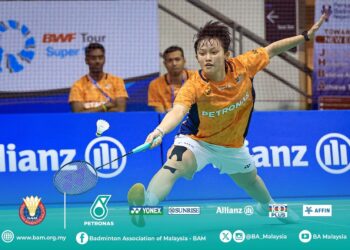 Wong Ling Ching melakar kejutan ke atas pemain No. 39 dunia, Pitchamon Opatniputh 20-22, 23-21, 24-22  untuk menempah slot ke perlawanan akhir pada Kejohanan Badminton Malaysia Super 100 di Stadium Tertutup Kompleks Sukan Educity, Iskandar Puteri, Johor hari ini.- IHSAN BAM
