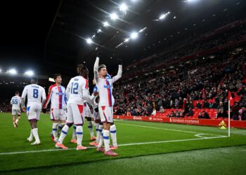 Pemain tengah Crystal Palace Yeremy Pino (kanan) meraikan kejayaan menjaringkan gol ketiga pasukan itu semasa perlawanan bola sepak pusingan keempat Piala Liga Inggeris antara Liverpool dan Crystal Palace di Anfield di Liverpool hari ini. - AFP