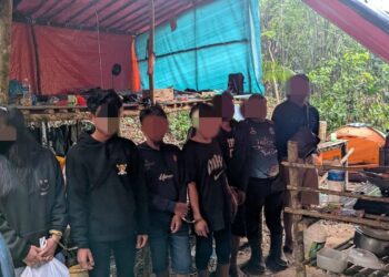 BATALION 8 PGA menahan individu yang terlibat dengan aktiviti perlombong emas haram di Sungai Kelaik, Gua Musang, Kelantan semalam-IHSAN PGA.