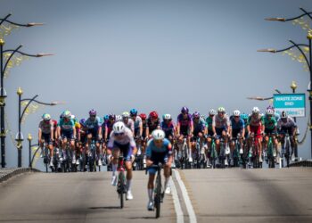 Peloton pelumba menyeberangi Jambatan Sultan Ismail dalam perlumbaan peringkat ketujuh Le Tour de Langkawi (LTdL) 2025, Melaka ke Medini pada Sabtu lalu. - UTUSAN/IQBAL ROSLI
