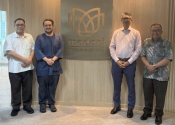 ASYRAF Khalid (dua dari kiri), bersama Pengerusi MRC, Dr. Madhi Hasan (kiri); Ketua Pegawai Eksekutif MRC, Azmi Nayan (dua dari kanan) dan penasihat kanan, Ahmad Lutfi bergambar di hadapan pejabat MRC, di Kuala Lumpur.