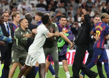 Penyerang Real Madrid, Vinicius Junior (tengah) bertelagah dengan dua pemain Barcelona, Raphinha dan Lamine Yamal dalam aksi El Clasico di Santiago Bernabeu, semalam. - AFP