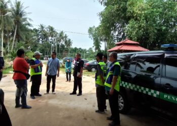 ANGGOTA penguat kuasa Jaheaik dan polis semasa menjalankan pemeriksaan di Madrasah Ahbabul Mustafa Al Islamiah, Kubang Batang, Tumpat, Kelantan.