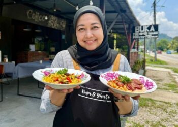 NURFADILLA Kamal Shah, menunjukkan hidangan pasta daging salai masak lemak cili api dan smoked duck pasta yang dijual di kafenya di Kampung Terachi, Kuala Pilah.