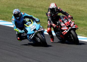 PELUMBA Aprilia, Marco Bezzecchi (kanan) cuba memintas Raul Fernandez dari Trackhouse dalam perlumbaan pecut Grand Prix Australia di Phillip Island, hari ini. - AFP