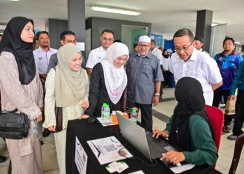 AHMAD Samsuri Mokhtar (kanan) beramah mesra bersama pencari kerja yang terdiri daripada golongan belia pada Majlis Pelancaran Pusat Cari Kerja Terengganu dan Karnival Kesejahteraan Pekerjaan dan Keusahawanan Negeri Terengganu 2025 di Pusat Cari Kerja Terengganu, Terengganu. - UTUSAN/PUQTRA HAIRRY