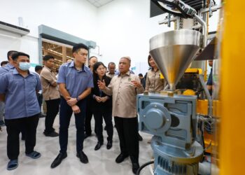 SAARANI Mohamad (kanan) melawat Makmal Inovasi Poly+Cal Zantat di syarikat Zantat Sdn. Bhd., Kampung Kepayang, Simpang Pulai di Ipoh hari ini. - UTUSAN/MUHAMAD NAZREEN SYAH MUSTHAFA