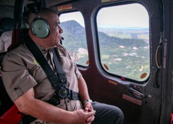SAARANI Mohamad menaiki helikopter Jabatan Bomba dan Penyelamat Malaysia ketika melakukan pemantauan lokasi berisiko bencana di Perak hari ini.
