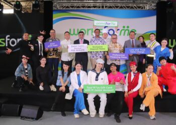 NAZZI Beck (tiga dari kiri) dan Usman Ghouse (tengah) bersama  Ahli Kumpulan MBSB Group selepas persembahan flashmob