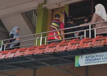 FADHLINA Sidek tiba di Jabatan Pendidikan Negeri (JPN) Melaka sekitar pukul 9.45 pagi  dipercayai bagi mendapatkan maklumat lanjut berhubung kes membabitkan seorang pelajar perempuan Tingkatan Tiga yang dinoda secara bergilir-gilir oleh empat pelajar senior.-UTUSAN/AMRAN ALI.