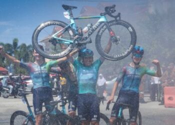 Pelumba XDS Astana, Matteo Malucelli menjulang basikalnya meraikan kejayaan menjuarai perlumbaan peringkat keempat Le Tour de Langkawi (LTDL) 2025 dari Kuala Terengganu ke Kemaman, semalam. - UTUSAN/ MUHAMAD IQBAL ROSLI