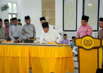 SULTAN Mizan  Zainal Abidin  berangkat merasmikan Masjid Kampung Jongok Batu, Dungun, Terengganu. - PEJABAT MENTERI BESAR