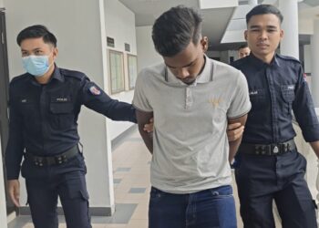 TERTUDUH diiringi anggota polis dihadapkan ke Mahkamah Majistret Ayer Keroh, Melaka atas pertuduhan memulas tangan ibunya sehingga cedera dan mengugut untuk membunuh mangsa selepas wanita itu enggan meminjamkan sebuah Proton Saga, bulan lalu. - UTUSAN/AMRAN ALI