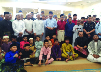 MOHAMAD Hasan bersama penduduk yang menghadiri Karnival Mawlid Masjid Sheikh Haji Ahmad 2025 di Bandar Sri Sendayan, Seremban, semalam. – UTUSAN/NUR SHARIEZA ISMAIL