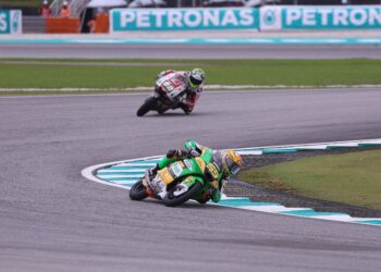 Noah Dettwiller (jentera hijau) dari Switzerland dikejarkan ke hospital dengan menaiki helikopter selepas terbabit dalam kemalangan dengan juara dunia, Jose Antonio Rueda pada Grand Prix Motosikal Malaysia di Litar Antarabangsa Sepang, Sepang, hari ini. Gambar/Utusan: FARIZ RUSADIO